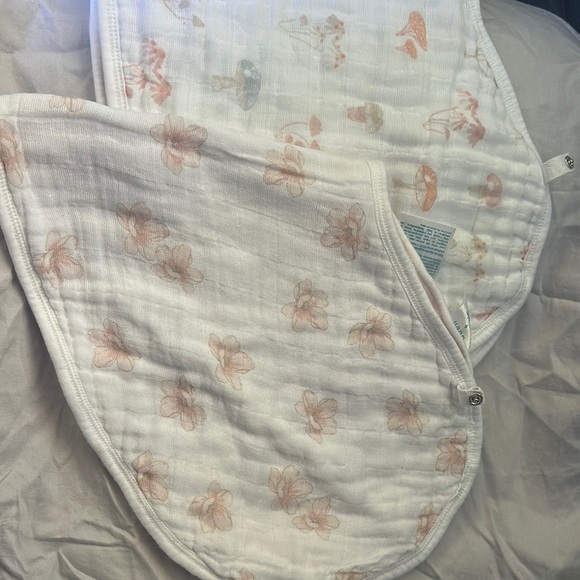 Aden + Anais NWOT Floral Baby Bibs in Pink and Cream - Picture 3 of 4